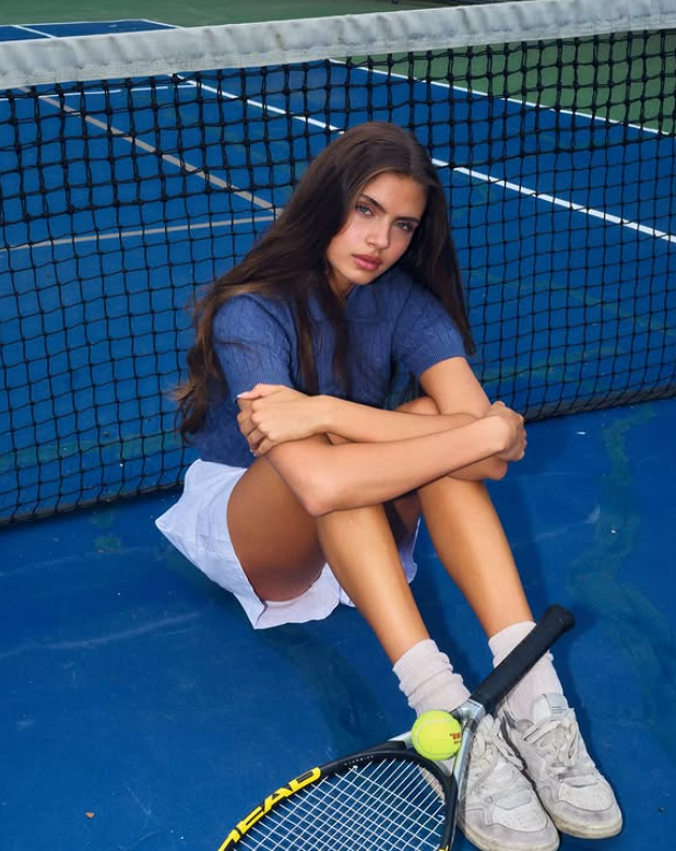 Milli futbolcu Kenan Yıldız gönlünü güzel modele kaptırdı