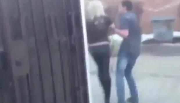 Genç kadın, aldattığı erkek arkadaşı tarafından çöp konteynerine atıldı