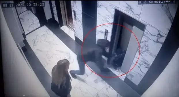 Dehşet anları kamerada: Küçük çocuk asansör boşluğuna düştü!