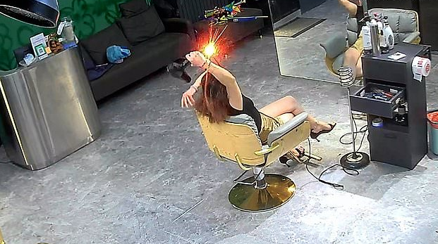 Kuaförde dehşet anı: Saç kurutma makinesi kadının elinde patladı Kuaförde dehşet anı: Saç kurutma makinesi kadının elinde patladı