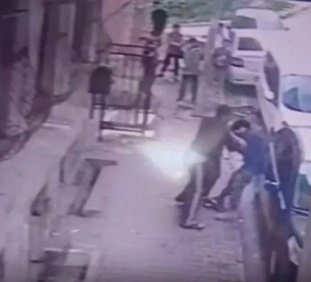 Esenyurt'ta Çocuk Oyununda Komşu Kadınla Kavga: Boğazını Sıkan Adam Gözaltına Alındı