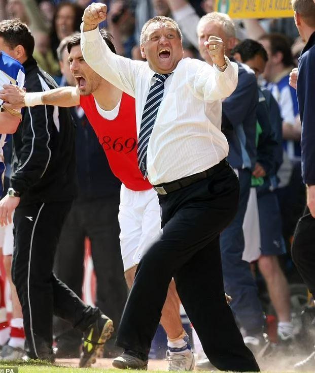 Ünlü teknik direktörün oğlu aile kavgası yüzünden babasının cenazesini terk etti