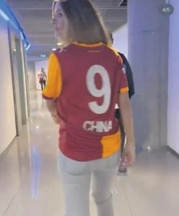 Icardi ve China Suarez: Forma Üzerindeki 9 Nasıl Parlıyor, Taşlarla Anlam Yüklü Sürprent