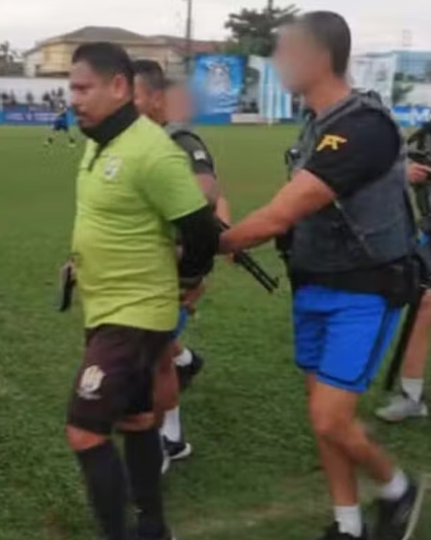 Hakem uyuşturucu operasyonunda sahada kelepçelenerek gözaltına alındı