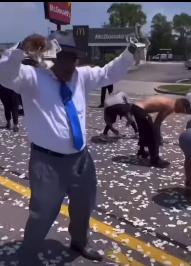 Ölen adamın vasiyeti şaşırttı! Cenazesinde helikopterden para yağdırıldı