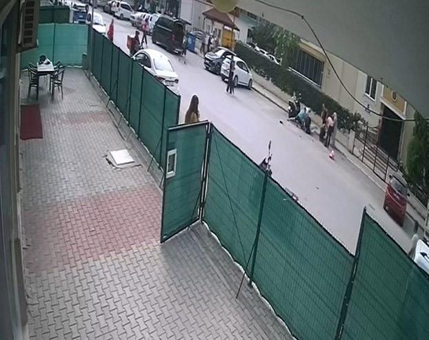 Eşini yere yatırıp defalarca bıçakladı, vatandaşlar güçlükle durdurabildi