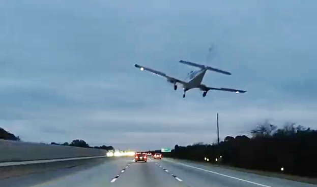 Uçak otoyolda seyir halindeki arabanın üzerine düştü