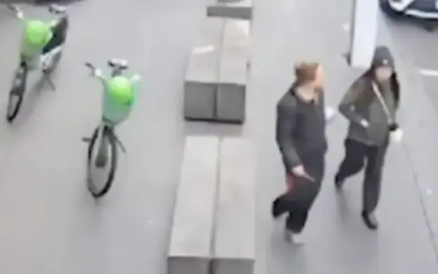 Genç kadın, işer giderken tanımadığı kişi tarafından bıçaklandı