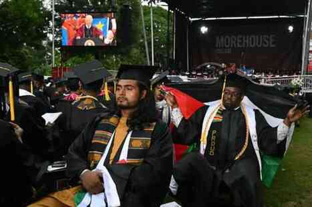 Joe Biden Morehouse College'da mezuniyet konuşması yaptığı sırada öğrenciler kendisine sırtını dönerek protesto etti