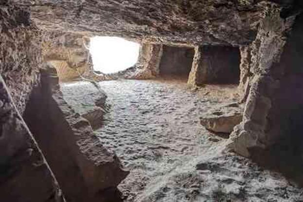 Mısır'da 'Ölüler Şehri' olarak bilinen bir alanda 300'den fazla mumya ile dolu antik bir mezarlık bulundu