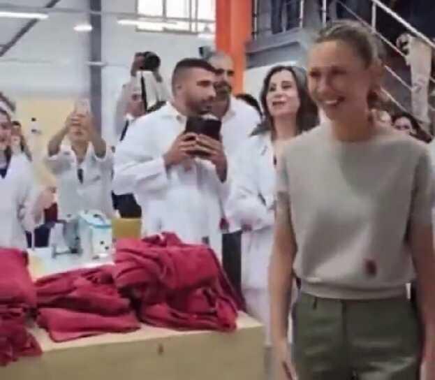Görüntü Suriye'den! Esma Esad ziyaret ettiği fabrikada alkış ve güllerle karşılandı
