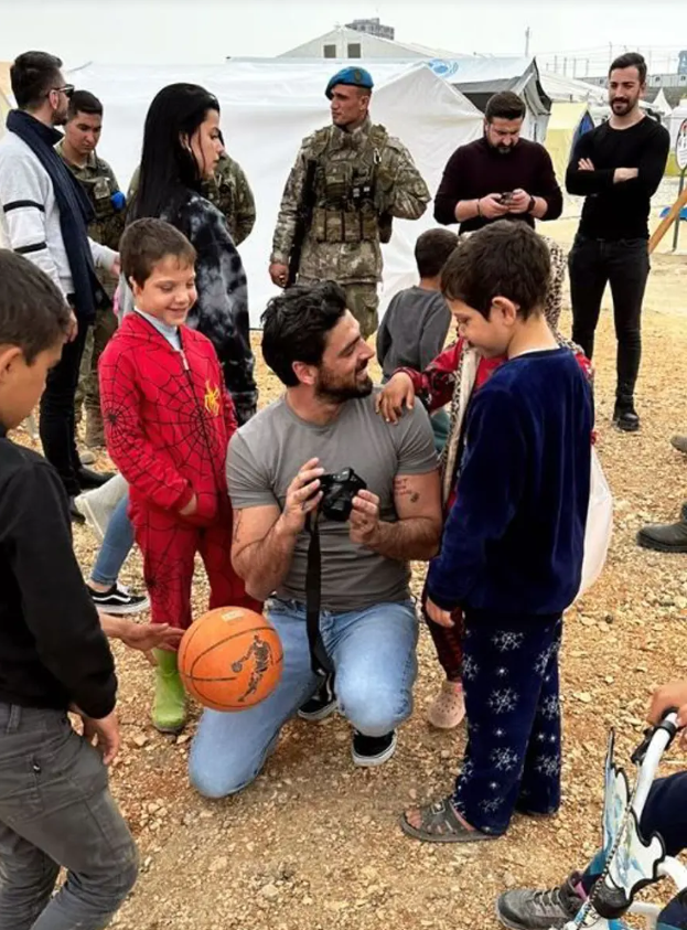 Spor ve sinema yan yana! Hakan Çalhanoğlu ve Michele Morrone'dan İtalya'da Samimi Poz
