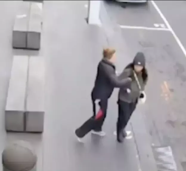 Genç kadın, işer giderken tanımadığı kişi tarafından bıçaklandı