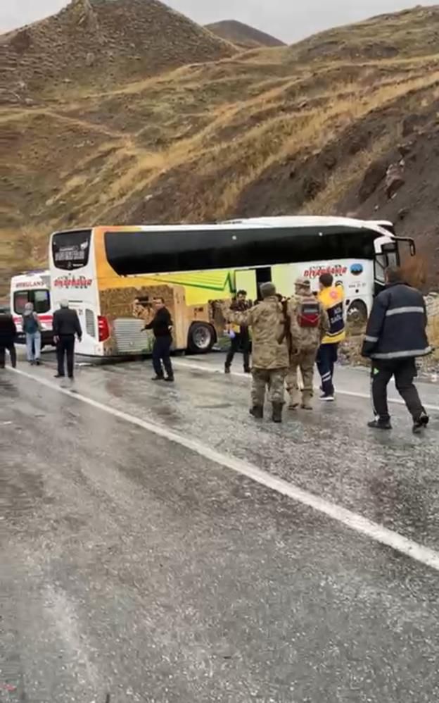 Yolcu otobüsü ile tanker kafa kafaya çarpıştı! Ölü ve yaralılar var
