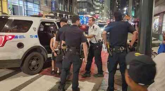 11 Yaşındaki göçmen çocuk, New York'ta soygun ve gasp olaylarına karıştığı için tutuklandı