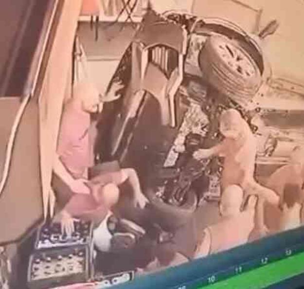 Hızını alamayan cip dükkana daldı! Duvarla araç arasında kalan 4 kişi ölümden döndü