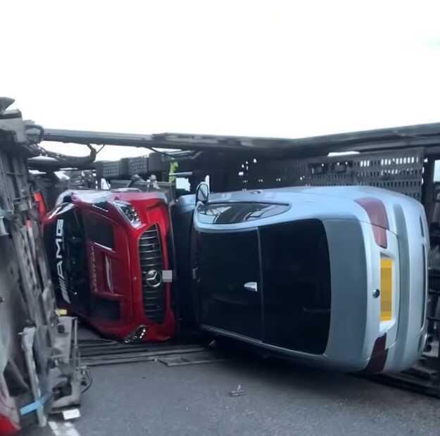 İngiltere'de tır devrildi, milyonlarca dolar değerindeki otomobiller yola savruldu