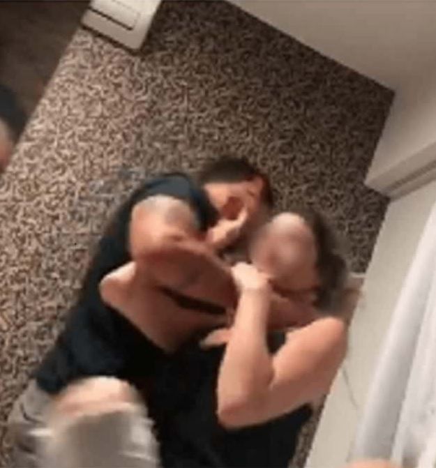 Pilot, barda hediye unutan avukat kız arkadaşını darp etti