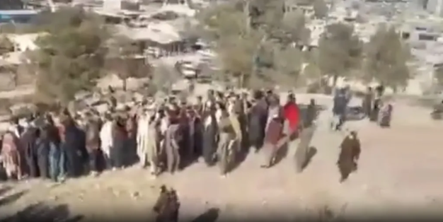 Afganistan'da 13 yaşındaki çocuk, ailesinin katilini binlerce kişinin önünde infaz etti