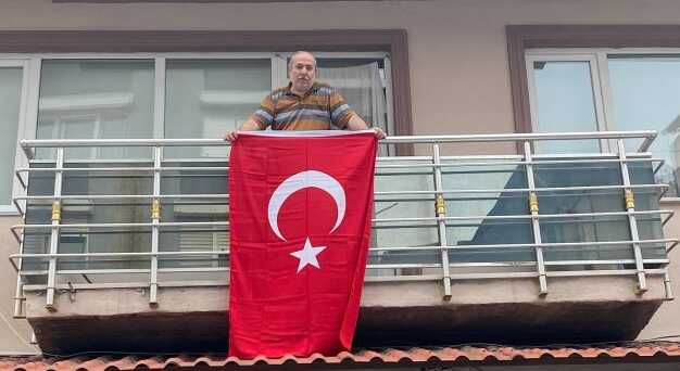 'Bayrak Asan Dayı' kim? Balkonda bayrak asan dayı kimdir, adı ne? Bayrak asan dayı yeni fotoğrafı!