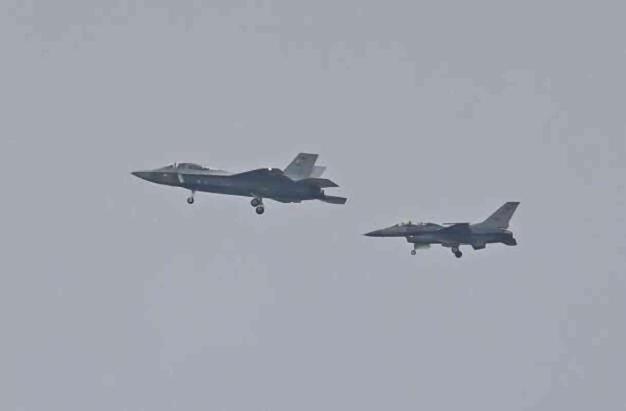 Yerli savaş uçağı Kaan ilk uçuşunun ardından pistte alkışlarla karşılandı