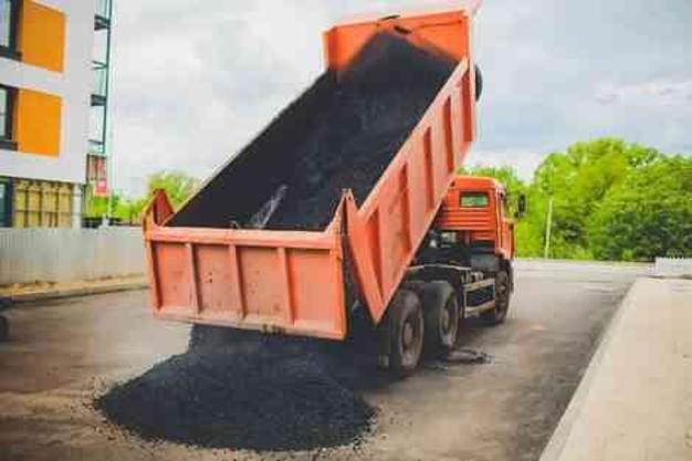 41 yaşındaki bir adam, kamyonunun arızalanması sonucu üzerine boşalan sıcak asfaltın altında kalarak hayatını kaybetti