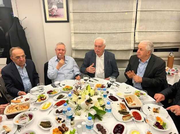 Aziz Yıldırım iftar yemeğinde ortaya çıktı! Elinin son halini görenlerin hepsi aynı dileği diledi
