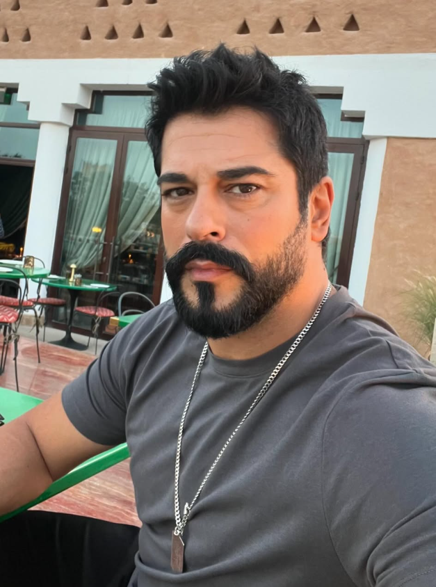 Burak Özçivit'ten şaşırtan açıklama: 20 yıldır saçlarımı kendim kesiyorum