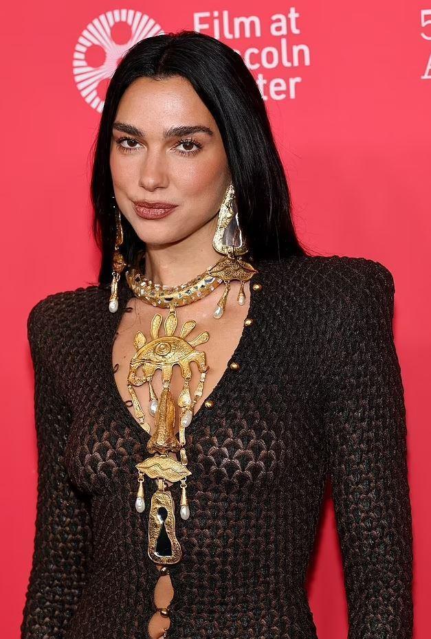 Dua Lipa, katıldığı etkinlikte şeffaf elbisesiyle göz kamaştırdı
