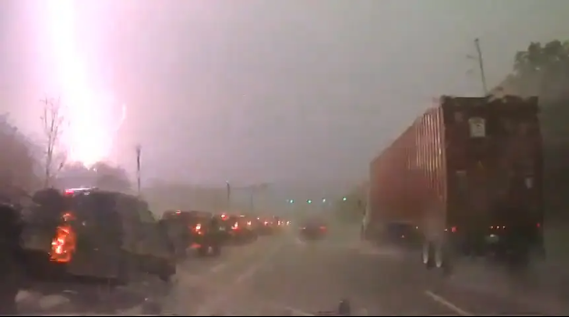 Otoyolda yıldırım dehşeti: Ortalık bir anda cehenneme döndü!