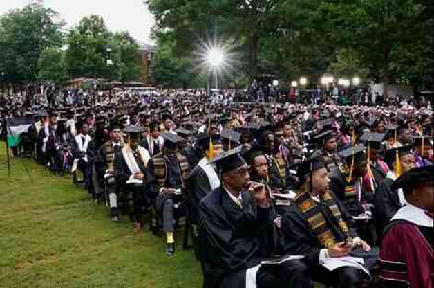 Joe Biden Morehouse College'da mezuniyet konuşması yaptığı sırada öğrenciler kendisine sırtını dönerek protesto etti