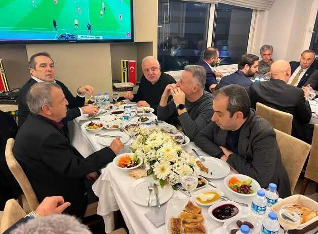 Aziz Yıldırım iftar yemeğinde ortaya çıktı! Elinin son halini görenlerin hepsi aynı dileği diledi