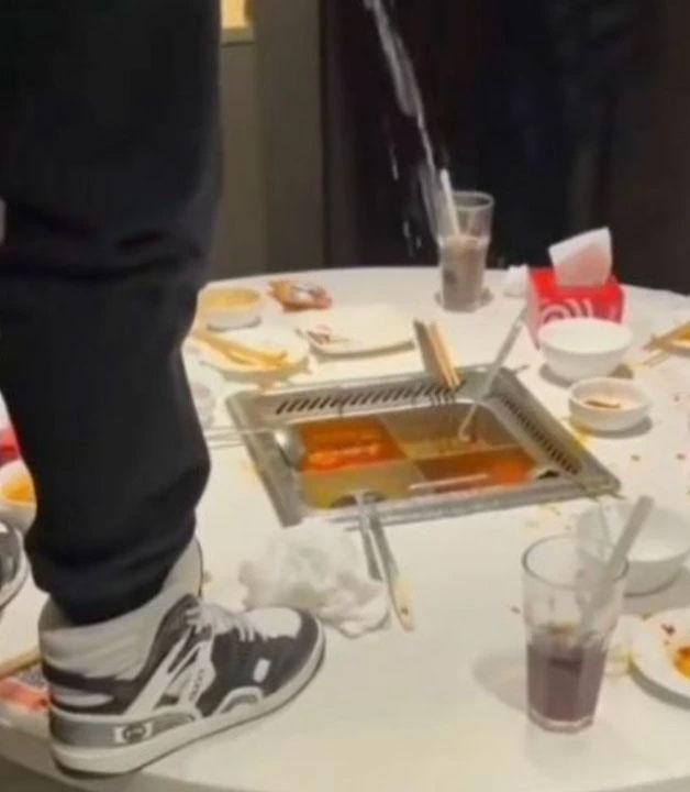 Yemek kazanına işeyen gençlere 12 milyon TL'den fazla para cezası kesildi Yemek kazanına işeyen gençlere 12 milyon TL'den fazla para cezası kesildi