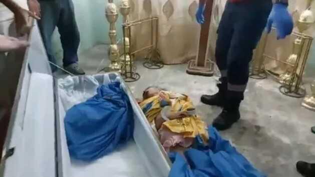 Öldü sanılan yaşlı kadın tabutta dirildi Öldü sanılan yaşlı kadın tabutta dirildi