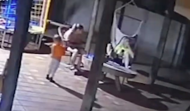 2 yaşındaki çocuk, babasına ait silahla yanlışlıkla annesi öldürdü