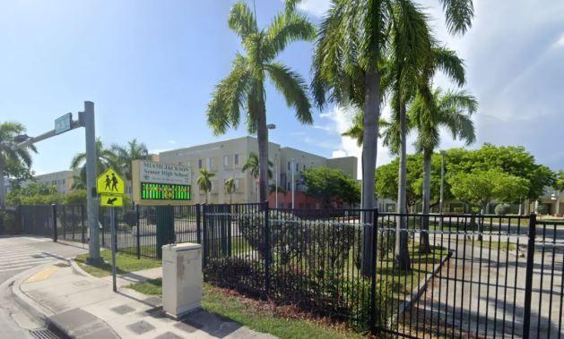 Sınıfta cinsel içerikli film izlerken yakalanan lise futbol hocası görevden alındı