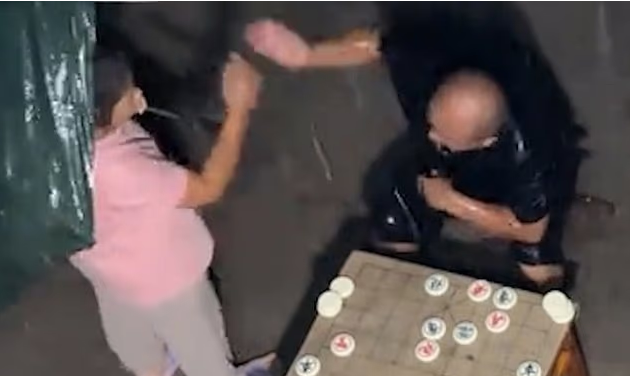 Satranç maçını kaybetti, dört saat yağmur altında yenilginin sebebini bulmaya çalıştı