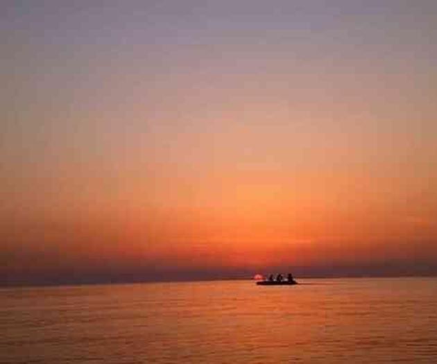 Kıyıdaki dubanın üzerinde uyuyan 4 arkadaş, gözünü açtığında kendilerini denizin ortasında buldu