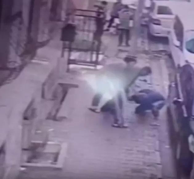 Esenyurt'ta Çocuk Oyununda Komşu Kadınla Kavga: Boğazını Sıkan Adam Gözaltına Alındı
