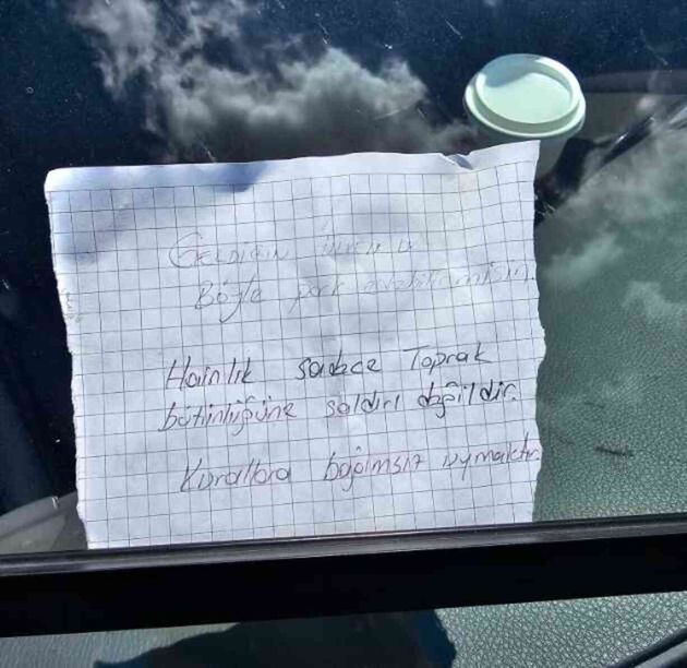 Pendik'te arabasını hatalı park eden gurbetçiye not bıraktılar: Hainlik sadece toprak bütünlüğüne saldırı değildir