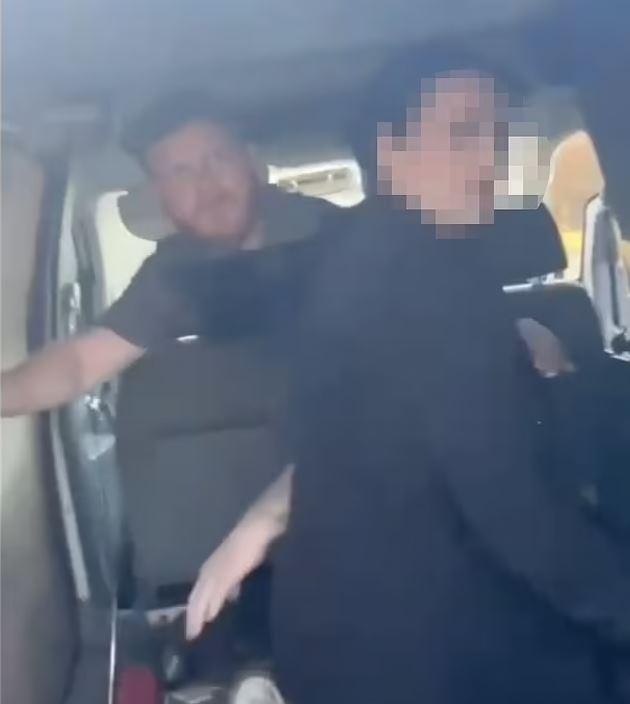 Kocasını minibüsün arkasında metresiyle kasan kadın çılgına döndü