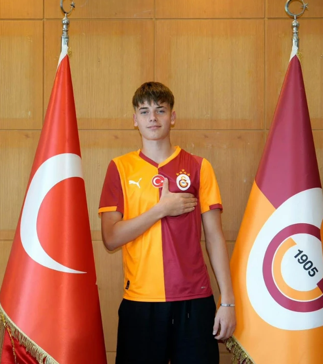 Galatasaray, 15 yaşındaki genç golcüyü transfer etti