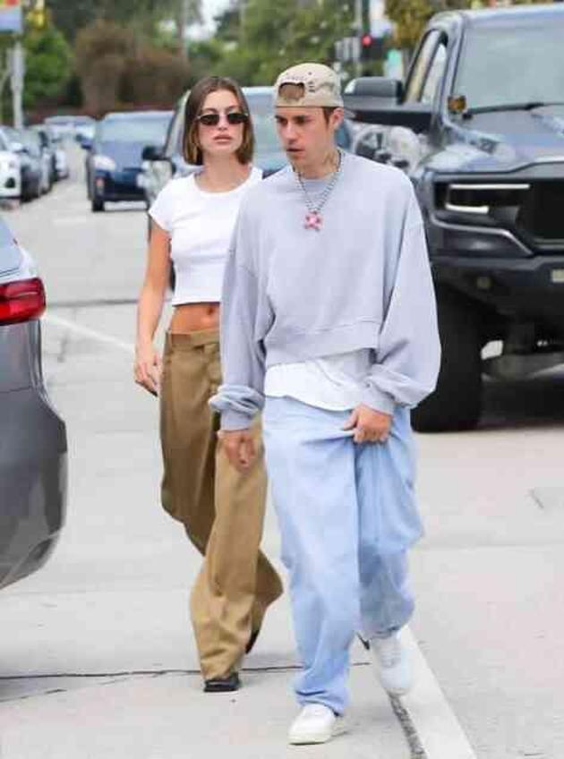 Kocası Justin Bieber ile evliliğinde sıkıntı yaşadığı söylenen Hailey Bieber, yüzüklü fotoğrafı paylaştı