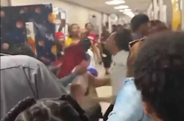 Anaokulu mezuniyetinde veliler kavga etti, çocuklar 'Durun!' diye çığlık attı