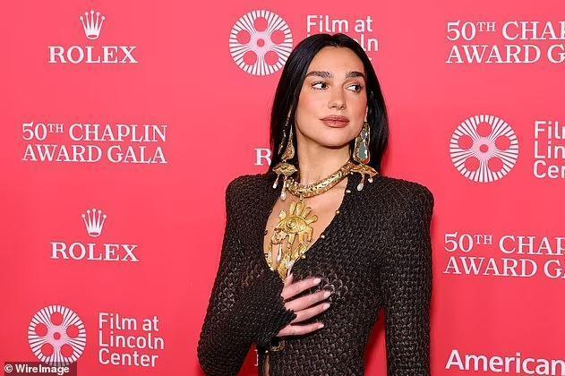 Dua Lipa, katıldığı etkinlikte şeffaf elbisesiyle göz kamaştırdı