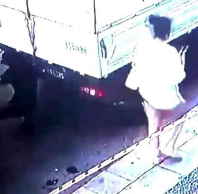 İzmir'de Cezaevi Aracının Altına Uyuşturucu Poşeti Zulalayan Şüpheli Yakalandı