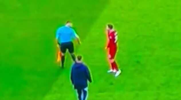 Dünya dev maçta yaşananları konuşuyor! Yıldız futbolcuya dirsek atan hakeme soruşturma açıldı