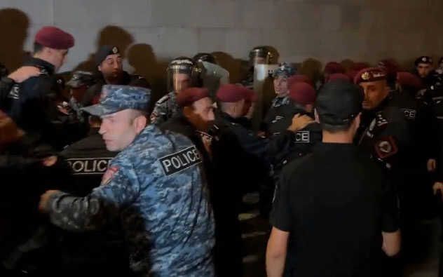 Karabağ'da ateşkes kararı Erivan'ı yangın yerine çevirdi! Yüzlerce kişi Bakanlar Kurulu binasına doğru yürüyüşe geçti