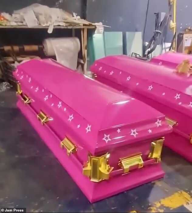 Sonunda bu da oldu! Barbie çılgınlığı sınır tanımadı, pembe boyalı tabutlar piyasaya sürüldü
