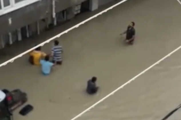 Arnavutköy'de şiddetli sağanak yağış nedeniyle binanın giriş katında mahsur kalan kadının imdadına komşuları yetişti